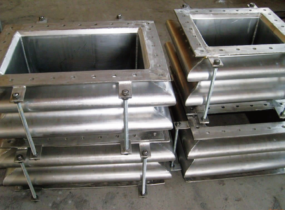 Rectangular multi-ply metallic expansion joint